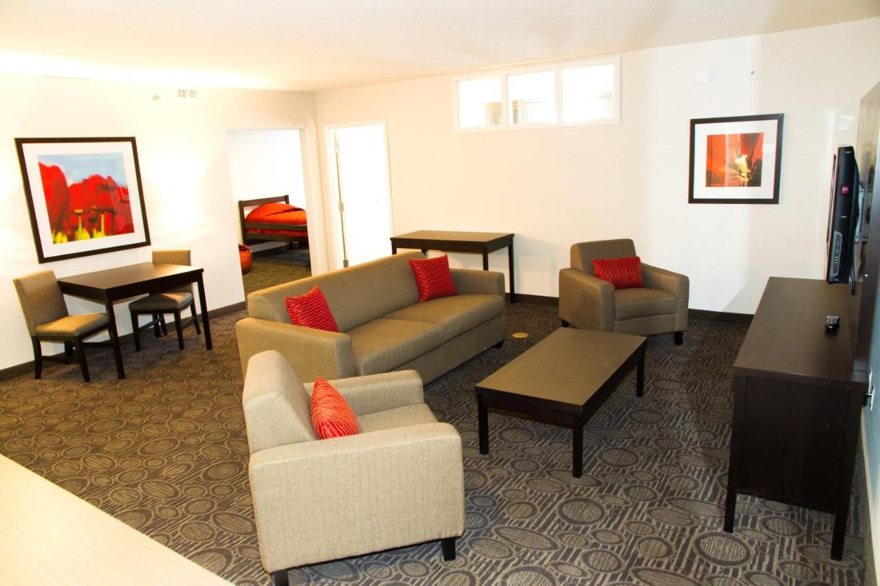Holiday Inn Hotel & Suites Red Deer By Ihg Penhold Room photo